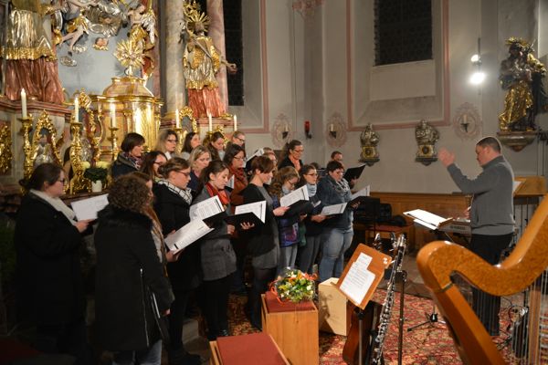 Querbeet durch die Welt der Noten – Musikalische Vielfalt mit „chor.junge.musik“ in der Pidinger Pfarrkirche